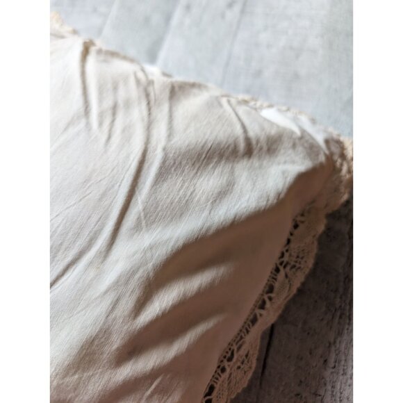 Vintage Ivory Throw Pillow With Embroidered Floral Design Crochet Trim 16"x16" - Picture 6 of 7